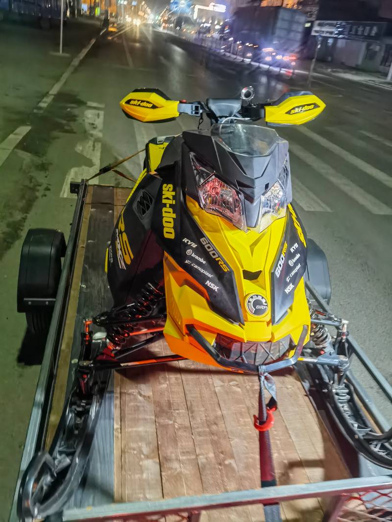 全新雪地车拖车